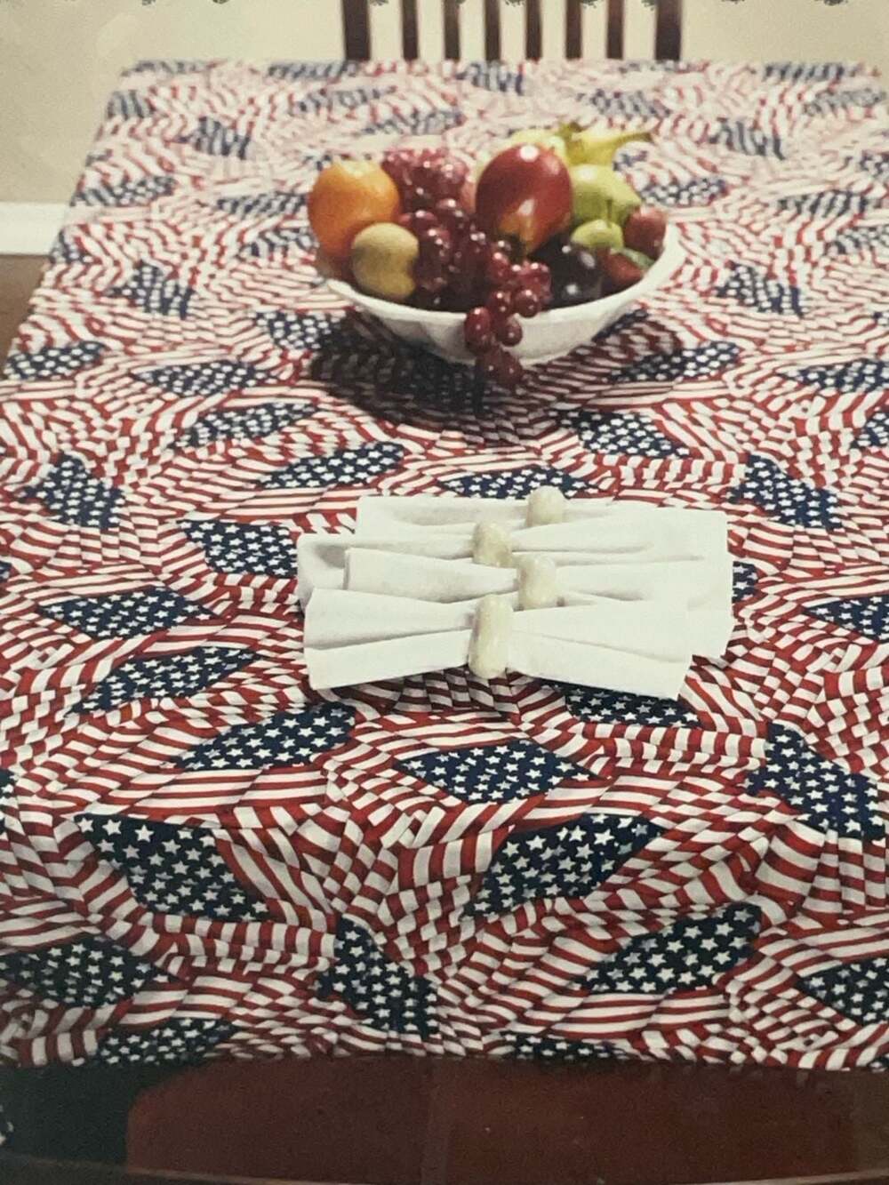 HomeTrends America The Beautiful 60" x 102" Oblong Fabric Tablecloth